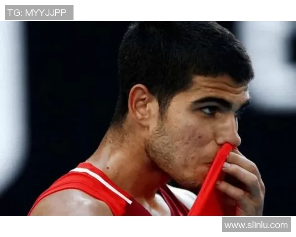 国外足球明星受伤瞬间曝光他们的坚韧与痛苦让人心疼