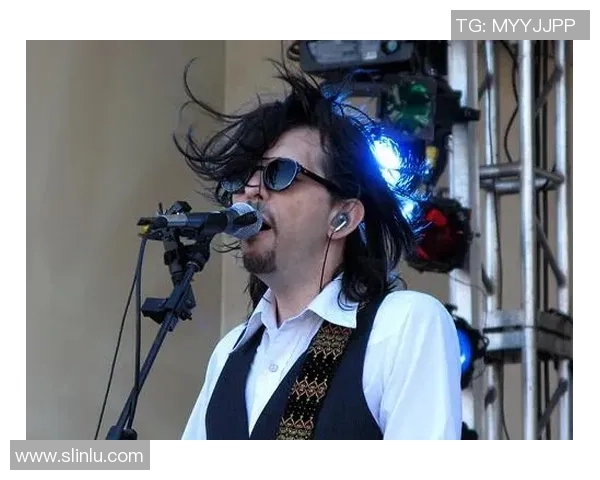 足球明星眼神忧郁的背后故事揭示了他们内心的挣扎与追求梦想的艰辛历程